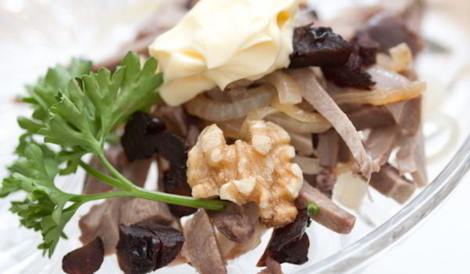 Рецепт салат из языка с орехами и черносливом