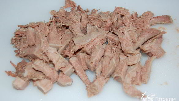 ШАГ 3. салат из языка с яичными блинчиками