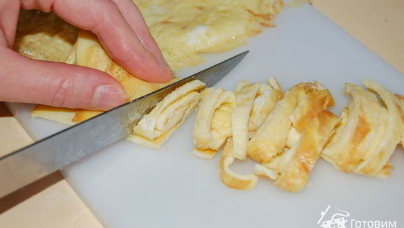 ШАГ 4. салат из языка с яичными блинчиками