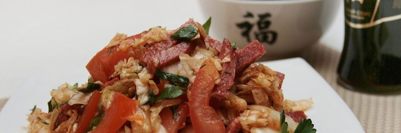 Салат пикантный с колбасой