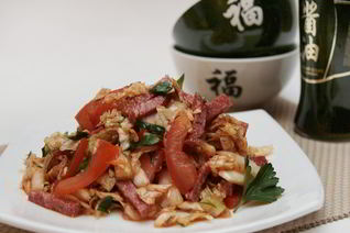 Салат пикантный с колбасой