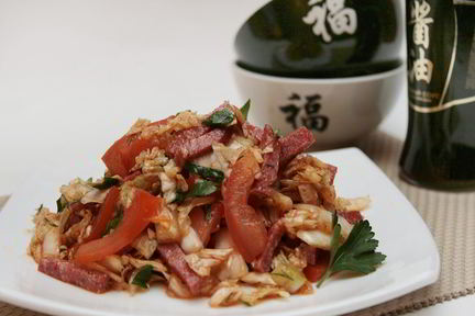 Салат пикантный с колбасой