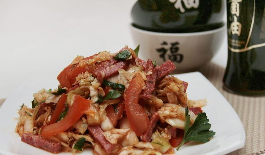 Рецепт салат пикантный с колбасой