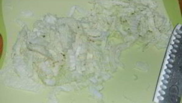 ШАГ 2. салат пикантный с колбасой