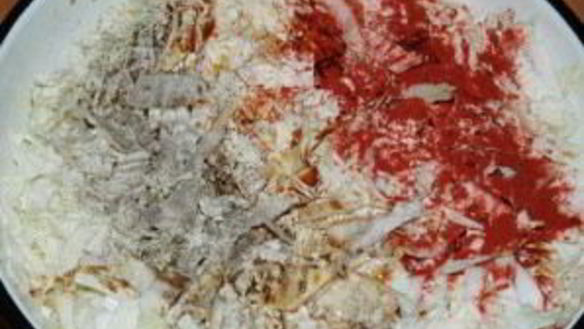 ШАГ 3. салат пикантный с колбасой