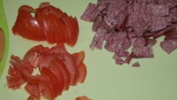 ШАГ 4. салат пикантный с колбасой