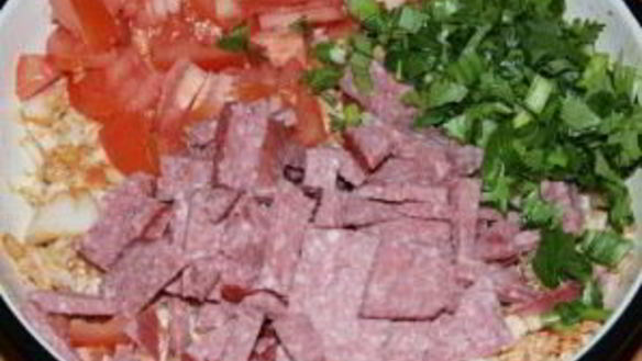 ШАГ 5. салат пикантный с колбасой