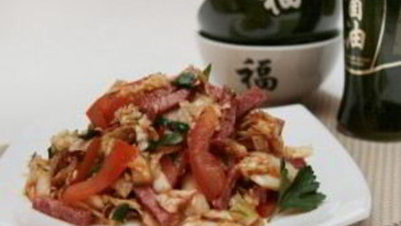 ШАГ 6. салат пикантный с колбасой