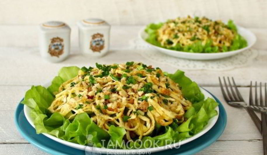 Рецепт салат римский с говядиной и яичными блинчиками