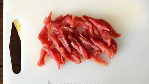 ШАГ 3. салат римский с говядиной и яичными блинчиками