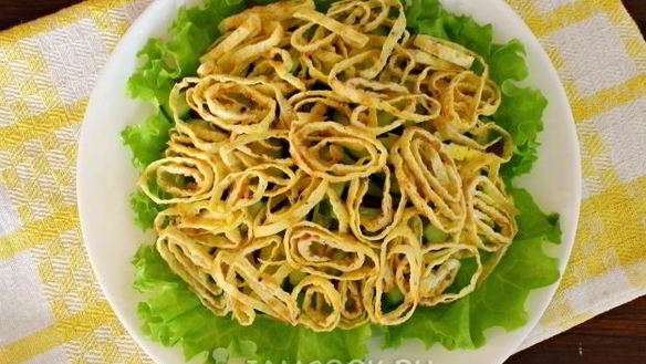 ШАГ 12. салат римский с говядиной и яичными блинчиками