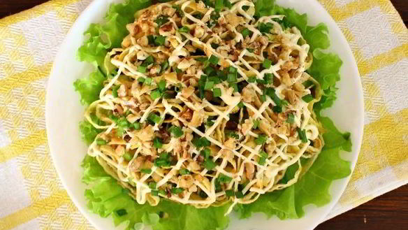 ШАГ 13. салат римский с говядиной и яичными блинчиками