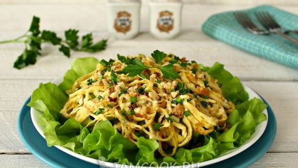 ШАГ 14. салат римский с говядиной и яичными блинчиками