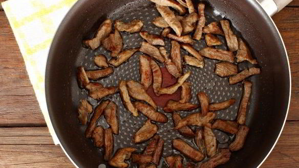 ШАГ 4. салат римский с говядиной и яичными блинчиками