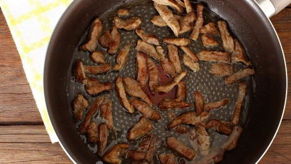 ШАГ 5. салат римский с говядиной и яичными блинчиками