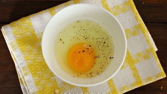 ШАГ 6. салат римский с говядиной и яичными блинчиками