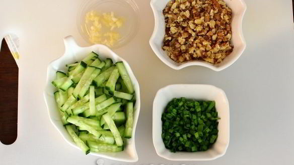 ШАГ 9. салат римский с говядиной и яичными блинчиками