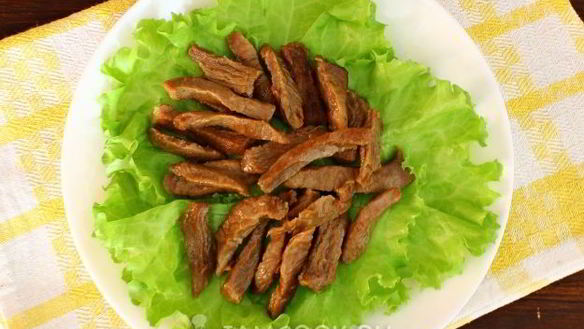 ШАГ 10. салат римский с говядиной и яичными блинчиками