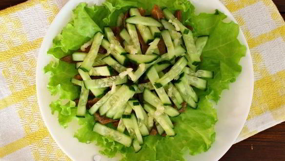 ШАГ 11. салат римский с говядиной и яичными блинчиками