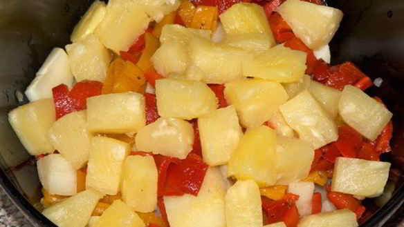 ШАГ 3. салат с ананасами и курицей