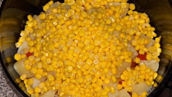 ШАГ 4. салат с ананасами и курицей