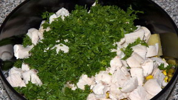 ШАГ 6. салат с ананасами и курицей