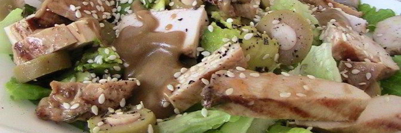 Салат с авокадо и куриной грудкой