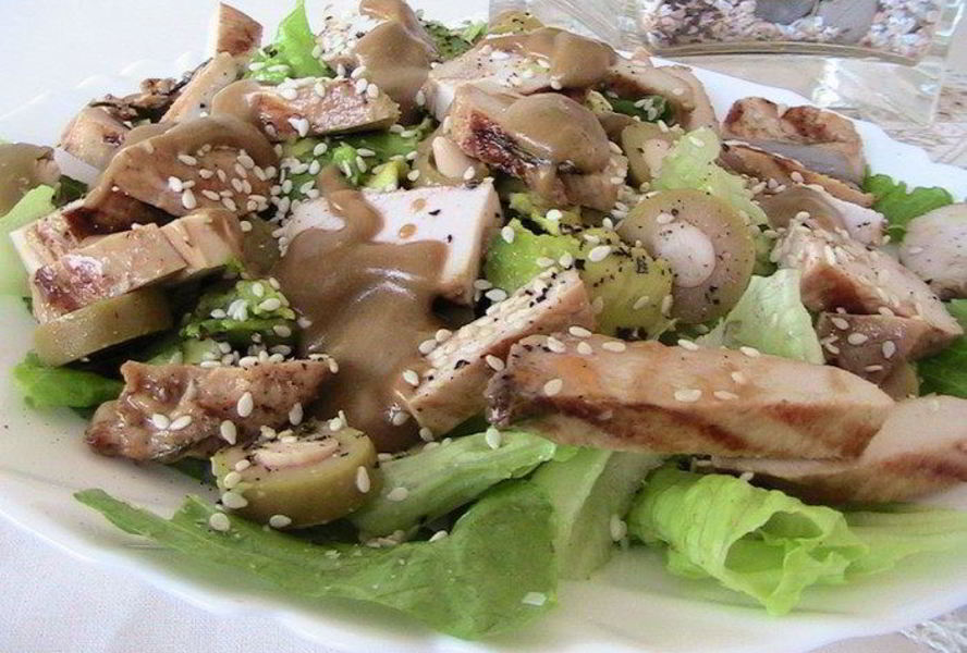 Салат с авокадо и куриной грудкой