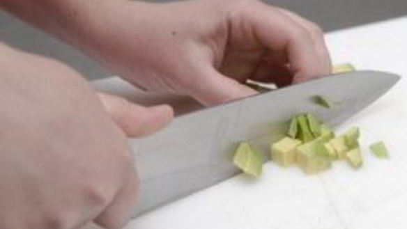 ШАГ 3. салат с авокадо и семгой