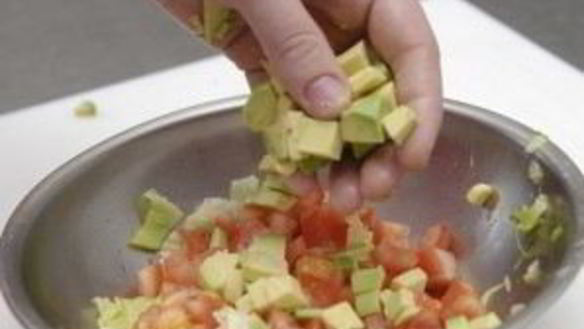 ШАГ 5. салат с авокадо и семгой