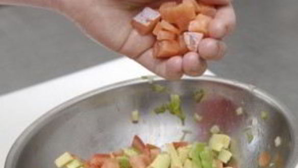 ШАГ 6. салат с авокадо и семгой