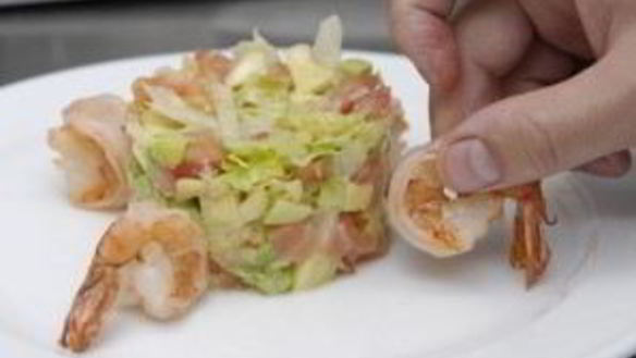 ШАГ 10. салат с авокадо и семгой