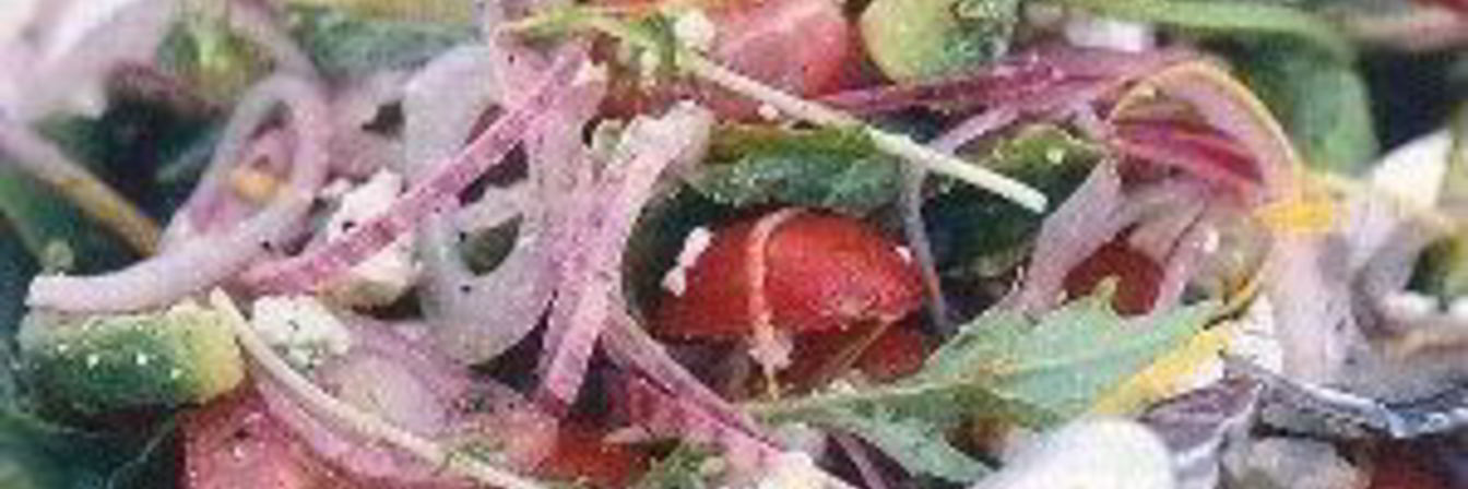 Салат с авокадо, красным луком и фетой