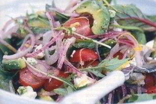 Салат с авокадо, красным луком и фетой