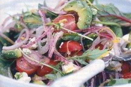 Салат с авокадо, красным луком и фетой