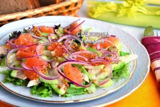 Салат с авокадо, курицей, сельдереем и грейпфрутом