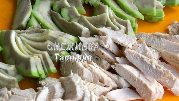 ШАГ 2. салат с авокадо, курицей, сельдереем и грейпфрутом