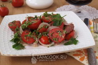Салат с чоризо и помидорами