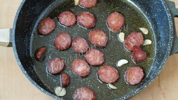 ШАГ 4. салат с чоризо и помидорами