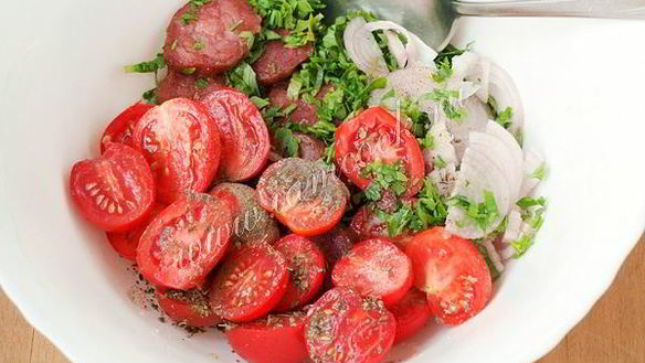 ШАГ 7. салат с чоризо и помидорами