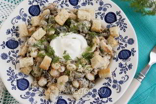 Салат с фасолью и грибами и сухариками