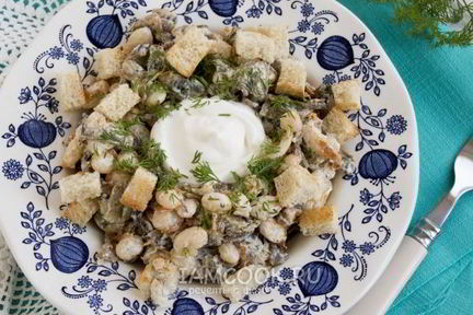 Салат с фасолью и грибами и сухариками