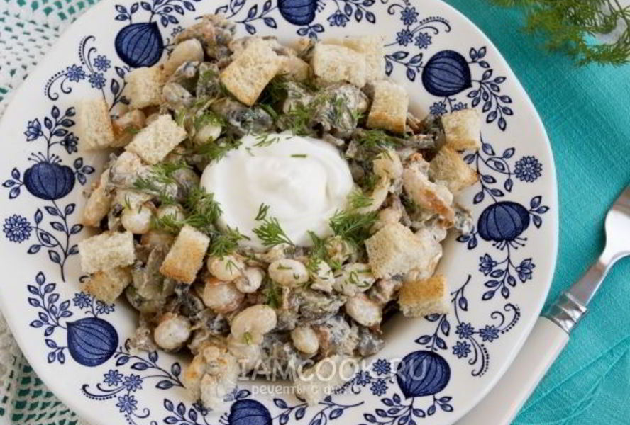 Салат с фасолью и грибами и сухариками