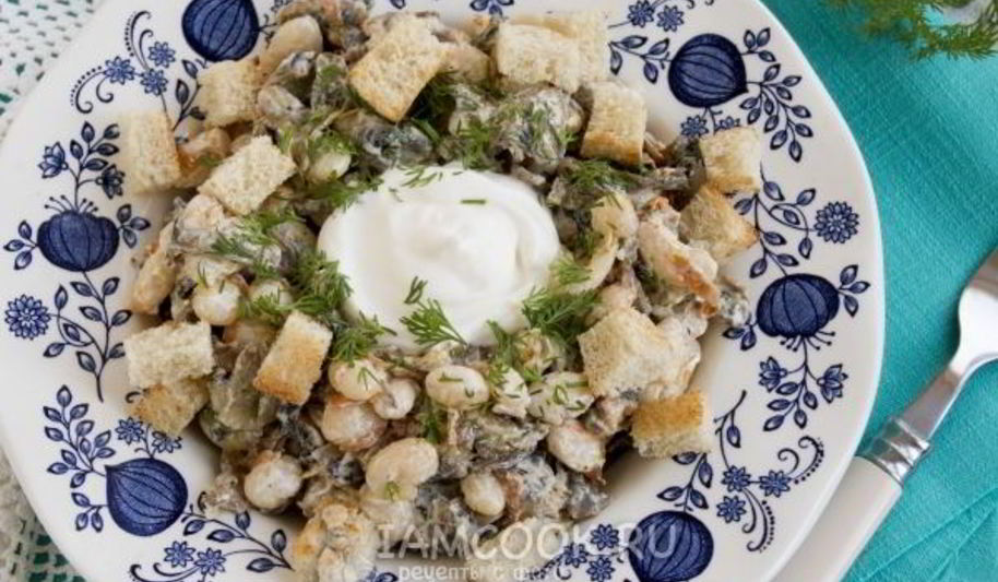 Рецепт салат с фасолью и грибами и сухариками
