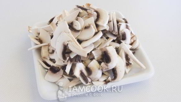 ШАГ 3. салат с фасолью и грибами и сухариками