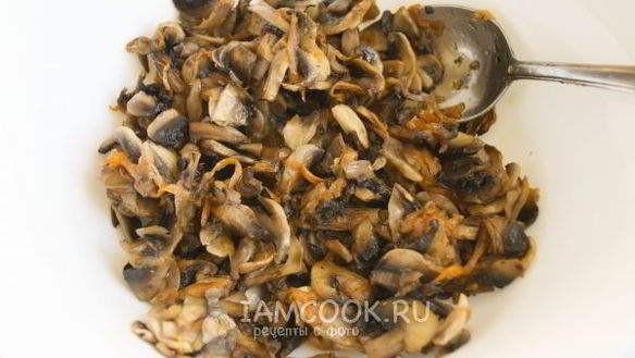 ШАГ 4. салат с фасолью и грибами и сухариками