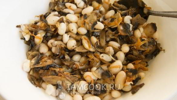 ШАГ 5. салат с фасолью и грибами и сухариками