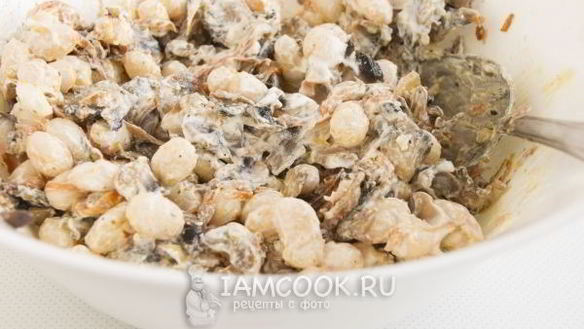 ШАГ 6. салат с фасолью и грибами и сухариками