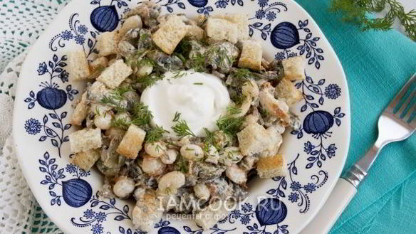 ШАГ 7. салат с фасолью и грибами и сухариками