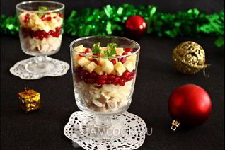 Салат с гранатом, курицей и сыром